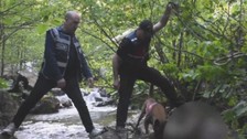 Demir sopalarla döverek öldürüp cesedini uçurumdan attılar