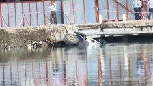 Sarıyer’de kaldırım çöktü, hafriyat kamyonu deniz sularına gömüldü