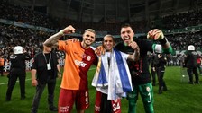 Galatasaray'da maçın bitiminin ardından futbolcular ve teknik heyet kutlama yaptı
