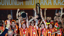 Trendyol Süper Lig'de şampiyon olan Galatasaray kupasını kaldırdı