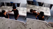 3 öğrenci, okul arkadaşlarını tuvalette darp edip görüntü çekti