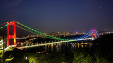 İstanbul'da köprüler Azerbaycan bayrağının renkleri ile ışıklandırıldı