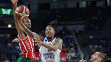 Basketbol Süper Ligi yarı finallerinde Anadolu Efes, Karşıyaka serisinde öne geçti