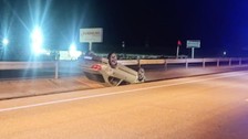 Afyonkarahisar'da önüne köpek atlayan otomobil takla attı! Çok sayıda yaralı var