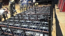 Şişli'deki konser salonunda bulunan dev ekran insanların üzerine devrildi
