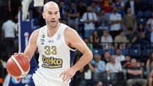 Fenerbahçe, Anadolu Efes'i yenerek şampiyonluğa bir adım daha yaklaştı