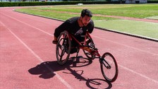 Şampiyon para atletizmci Fatih tekerlekli sandalyesinin yenilenmesini istiyor