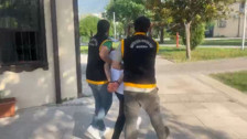 25 yıl hapis cezasıyla aranan suç makinesi, broşürü dağıtırken yakalandı
