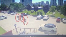 Ailesiyle birlikte sopa ve tabancayla alacaklısının kapısına dayandı: O anlar kamerada