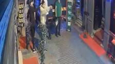 Taksim'de işletmeciden husumetlisi işletmeciye silahlı saldırı kamerada