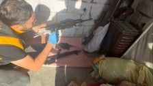 Mühür bozma suçundan aranan şahsın evinden cephanelik çıktı, komşusu tutuklandı
