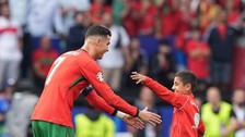 Ufak çocuk Ronaldo ile fotoğraf çektirmek için sahaya girdi