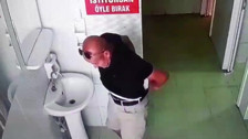 Cami tuvaletindeki sabunluğu çalıp lüks aracıyla kaçtı