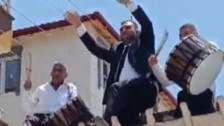Operatör damat, gelin almaya kepçenin kovasında davulcularla gitti