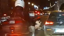 E-5'te korku dolu anlar! Korsan taksici kadını araçtan yola attı