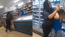 Kadın müşteri market çalışanının saçına yapışıp kafasını dolaba vurdu
