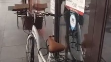Rize'de fıkraları aratmayan olay! Bisikleti kapısına kilitledi...