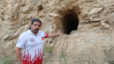 Sadece cücelerin girebildiği mağaradan altın çıkıyor