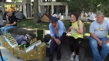 Sokak röportajı yapan şahıstan vatandaşa hakaret
