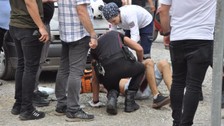 Caddede karşılaştığı husumetlisini tabancayla vurdu