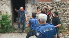 Çöp evini temizlemeye gelen ekibe güçlük çıkardı, ikna etmeye çalışan polisi bıçakladı
