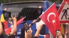 Binlerce taraftar A Milli Takımı "Bozkurt" ile karşıladı