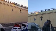 E-5 Karayolu'nda intihar girişimi! Genç kız koşarak aşağıya atladı