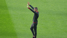 Merih Demiral, Hollanda maçı öncesi taraftarları selamladı