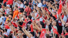 Milli Takım'ın maçında Türk taraftarlardan stadyumda bozkurt işareti