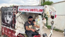 Kocaeli'de saldırıya uğramaktan korkan kağıt toplayıcısı motosikletine 'Suriyeli değilim' yazdı