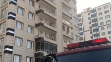 Önce evini yakmaya çalıştı sonra 5. kattan atlamak istedi! Polis ekipleri ikna etti