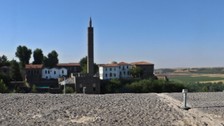 Diyarbakır'da UNESCO listesindeki tarihi surlara afiş ve pankart asmak için çiviler çakıldı