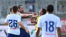 Fenerbahçe'nin hazırlık maçında iki futbolcu, boğaz boğaza kavga etti