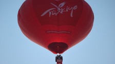 Kapadokya'da sıcak hava balonları Türk bayrakları ve posterlerle uçtu