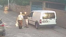 İzmir'de bayat ekmek topladığı için darp edildi, o anlar kamera