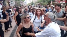 Hayvanseverler "Sakat kalan çocuklar için neden ses çıkartmıyorsunuz?" diyen adama saldırmaya kalktı