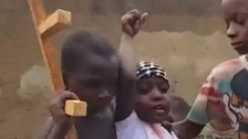 Ugandalı çocukların, Trump'a yönelik suikast girişimini canlandırdığı video olay oldu