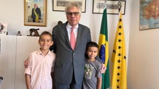 Brezilya Büyükelçisi Ceglia, küçük Neymar hayranını kabul etti