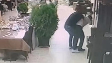 Soluk borusuna yemek kaçan müşteriyi Heimlich manevrası ile kurtardı