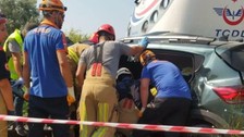 Yolcu treni hemzemin geçitte otomobile çarptı: 3 ölü