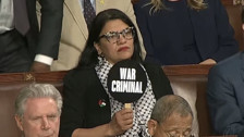 Herkes alkışlarken ABD Temsilciler Meclisi Üyesi Rashida Tlaib Netanyahu'yu protesto etti