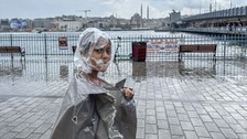 Meteoroloji uyarmıştı! İstanbul'da bir anda bastıran yağış hayatı felç etti
