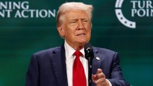 ABD'de son ankette Donald Trump, Kamala Harris'i 2 puan geride bıraktı