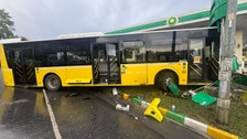 Avcılar’da İETT otobüsü 3 araca çarpıp akaryakıt istasyonuna daldı: 1’i ağır 3 yaralı
