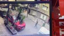Bayrampaşa'da binanın demir kapısını çaldılar