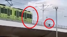 Ölüm ile burun buruna! Raylarda yürüdü, metro seferleri aksadı