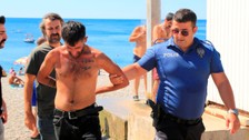 Balta ve neşterle polise direndiler, biber gazıyla etkisiz hale getirildiler