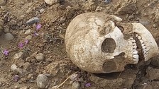 Gümüşhane'de bir garip olay! Yol ortasında insan kafatası bulundu