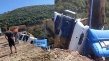 Sultangazi'de döküm sahasında toprak kaydı: 3 kamyon birbiri üzerine devrildi