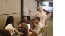 Sevgilisini en yakın arkadaşıyla yakaladı! Herkesin içinde ifşa etti